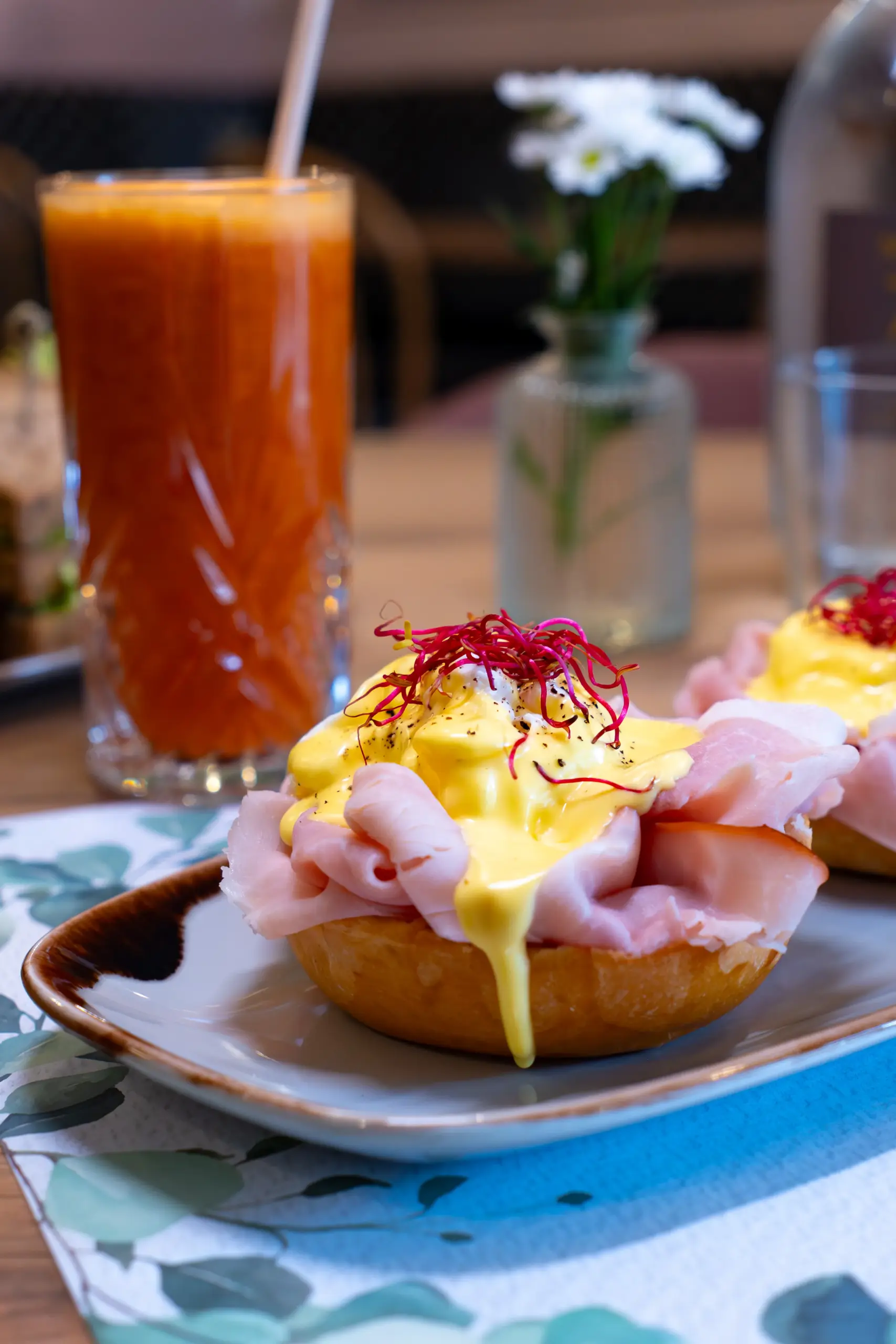 panino aperto con prosciutto cotto e maionese con un succo di frutta a lato