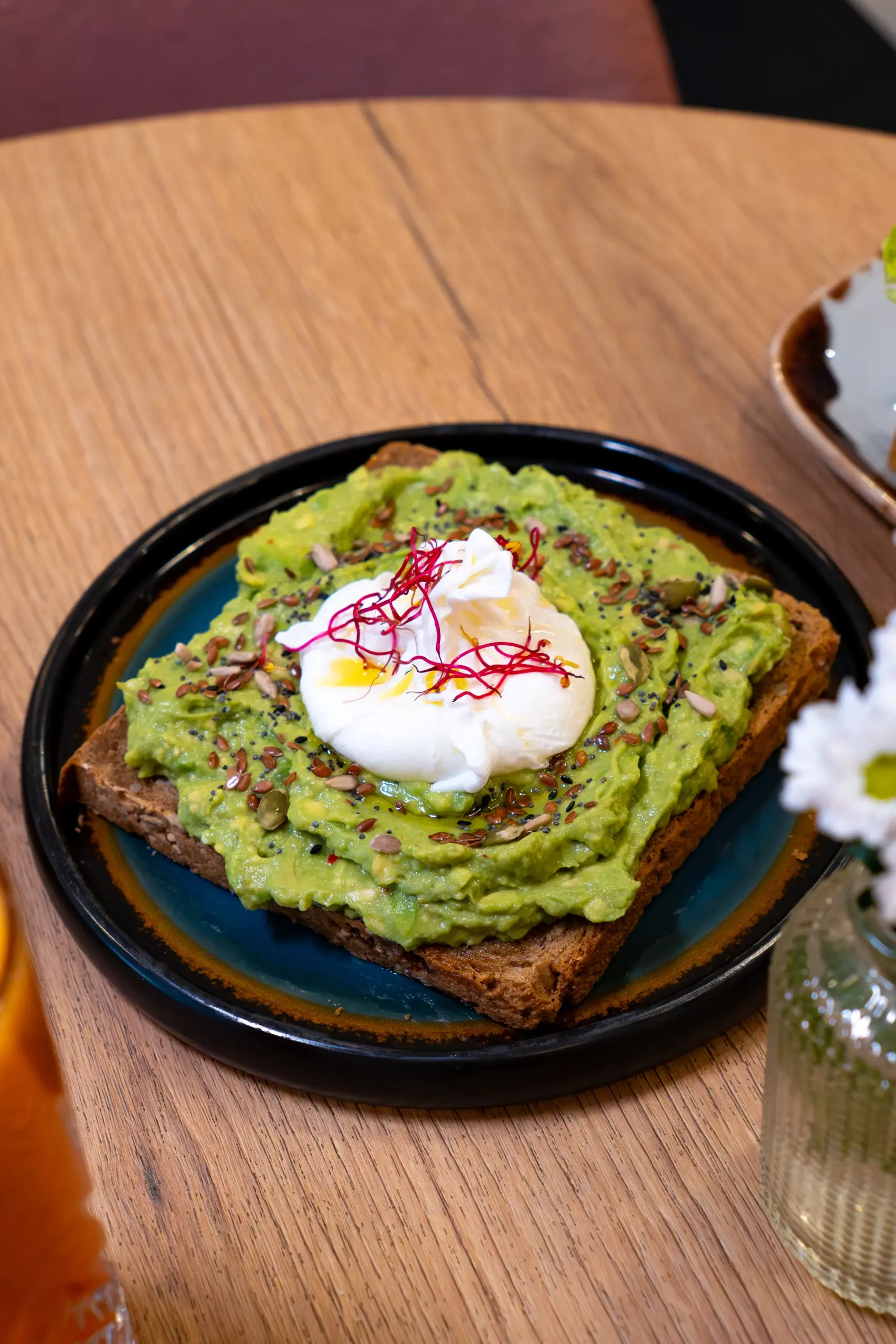 pane con sopra avocado e mozzarella